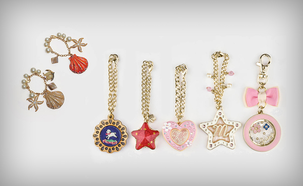 異業種にアクセサリーの発想 バッグチャーム